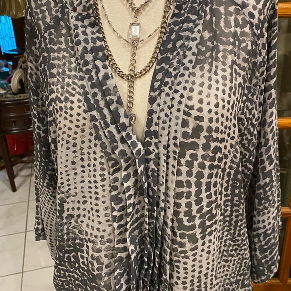 Blouse by A.n.a a new approach size XL grey /white He needed in front semisheer - Picture 12 of 13